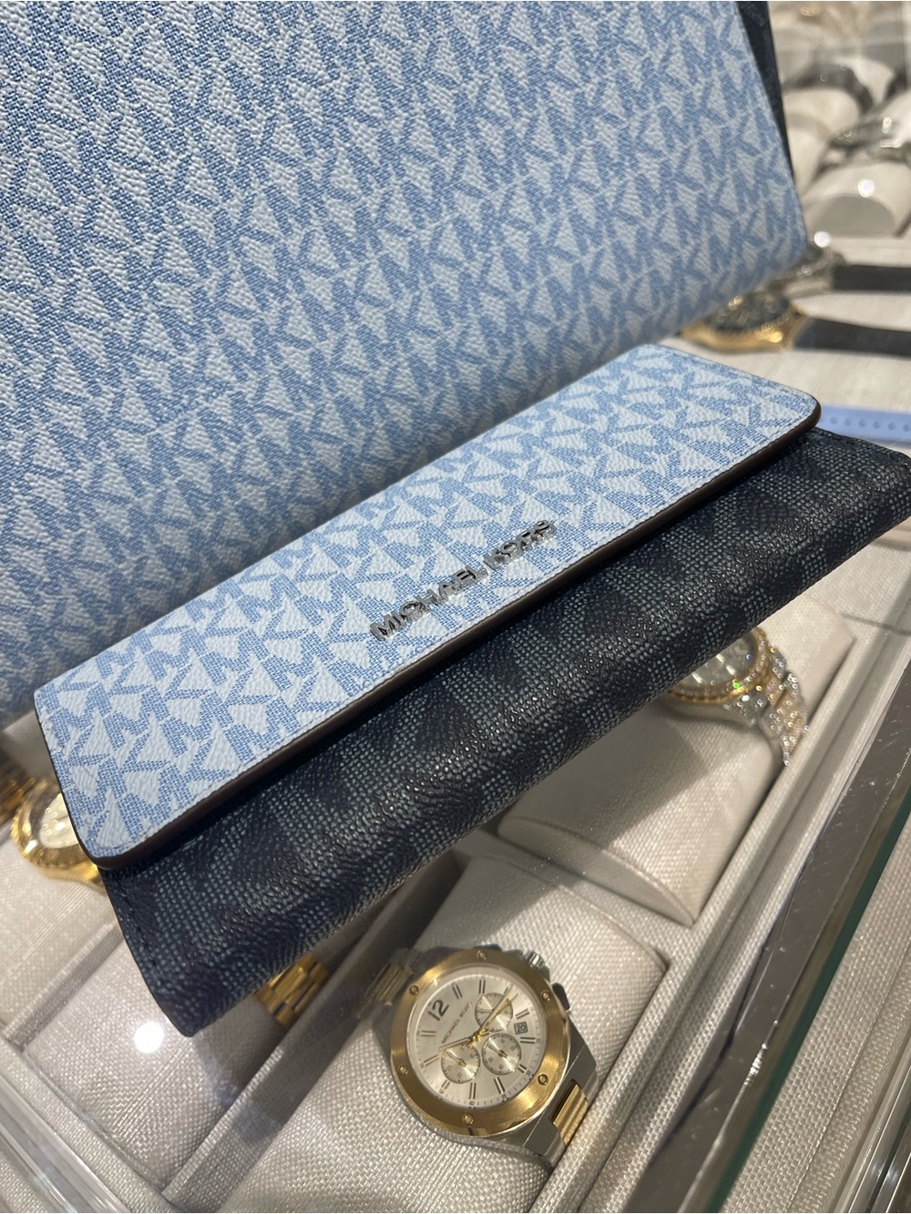Michael Kors Jet Set Trvl Signature Logo Tri-Fold Wallet Trifold 
Pale Ocean
NWT - Picture 13 of 16